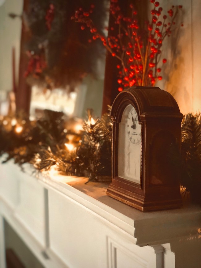 Simple Holiday Mantel Decorating Ideas for a Warm, Elegant Look